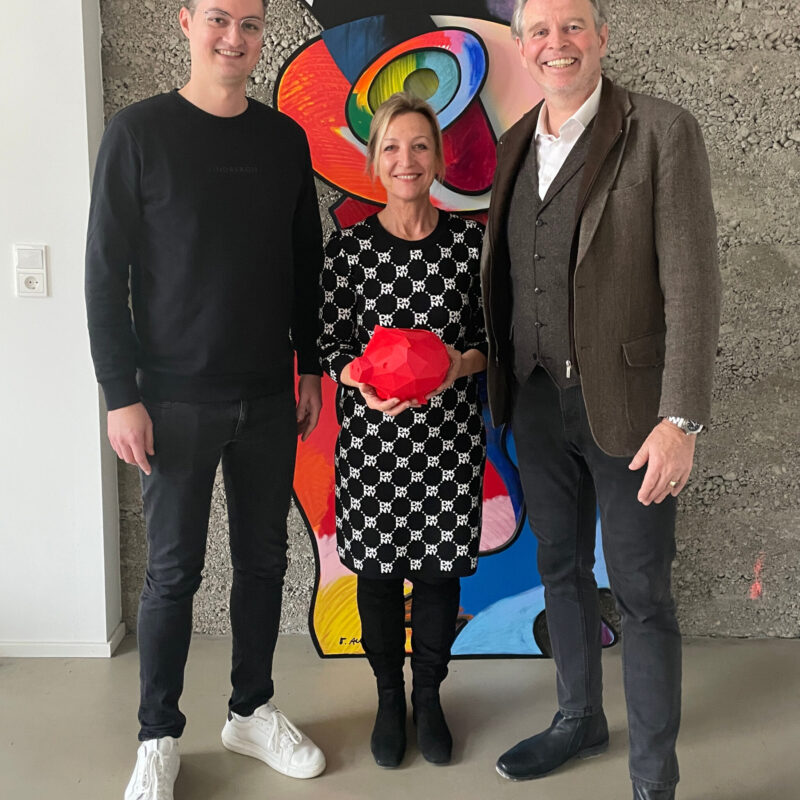 Spendenübergabe Aktion 100000 Ulmer helft Essen mit Freunden Aktion Kuschelbär Chris Mertl Johannes Völk Sabine Völk