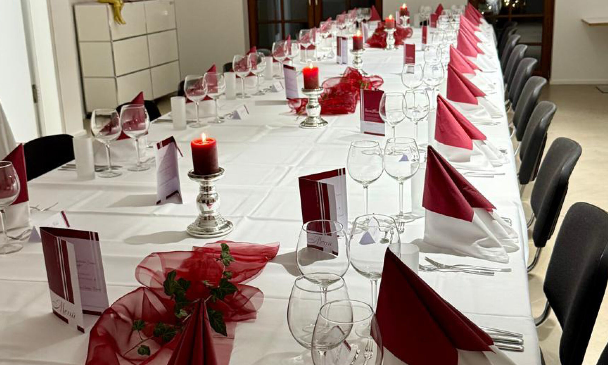 Spendenübergabe Aktion 100000 Ulmer helft Essen mit Freunden Aktion Kuschelbär Chris Mertl Johannes Völk Sabine Völk