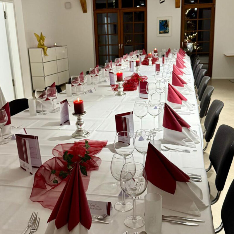 Spendenübergabe Aktion 100000 Ulmer helft Essen mit Freunden Aktion Kuschelbär Chris Mertl Johannes Völk Sabine Völk