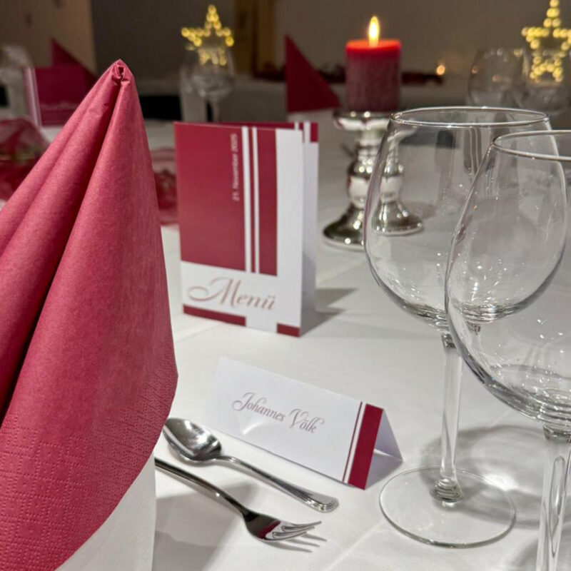 Spendenübergabe Aktion 100000 Ulmer helft Essen mit Freunden Aktion Kuschelbär Chris Mertl Johannes Völk Sabine Völk