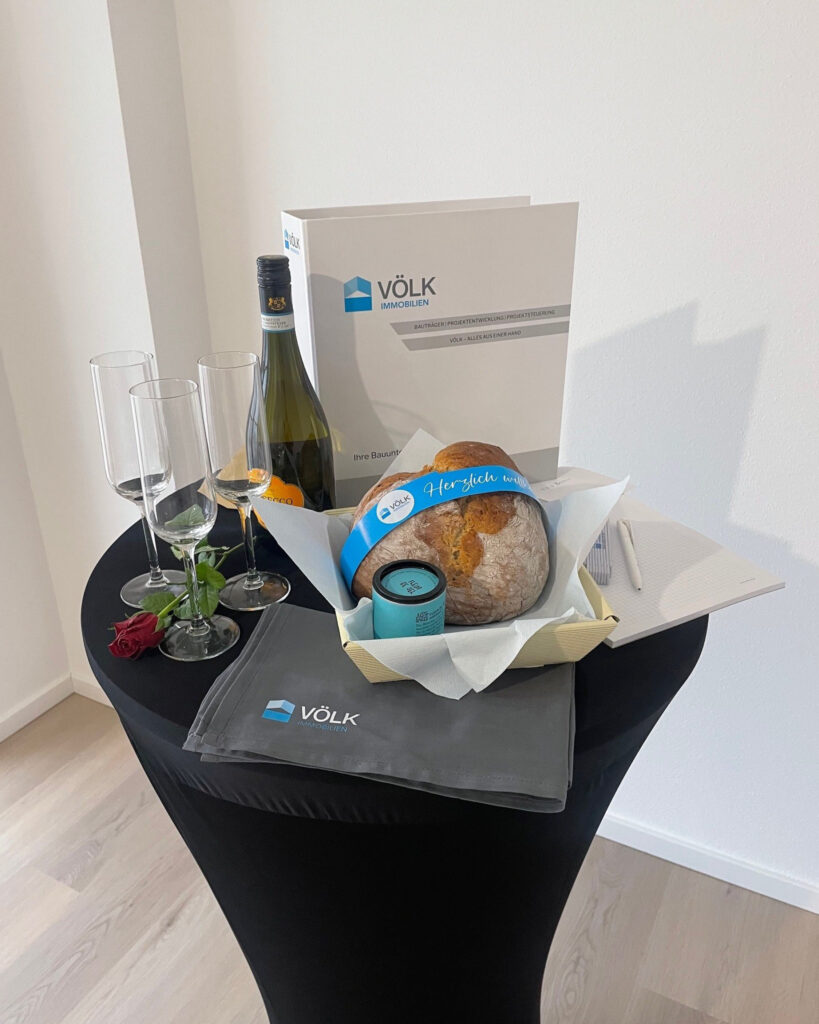 G³ Bauprojekt Dietenheim Wohnungsübergabe Sekt Brot Salz Freude