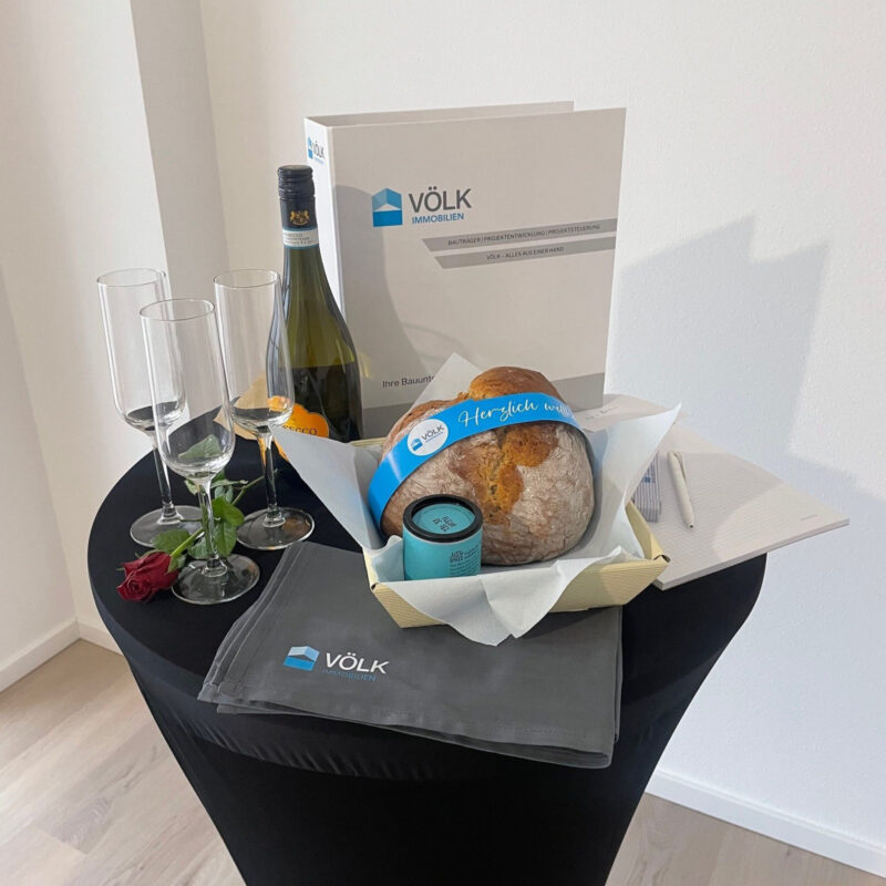 G³ Bauprojekt Dietenheim Wohnungsübergabe Sekt Brot Salz Freude