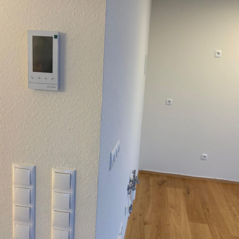 G³ Bauprojekt Dietenheim Wohnungsübergabe Sekt Brot Salz Freude