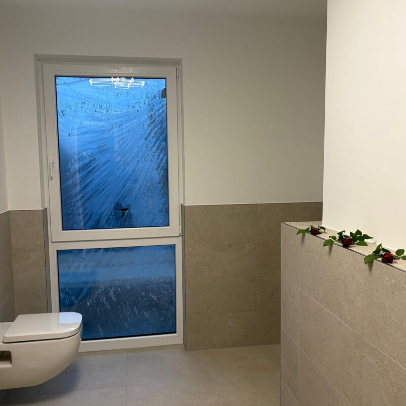 G³ Bauprojekt Dietenheim Wohnungsübergabe Sekt Brot Salz Freude