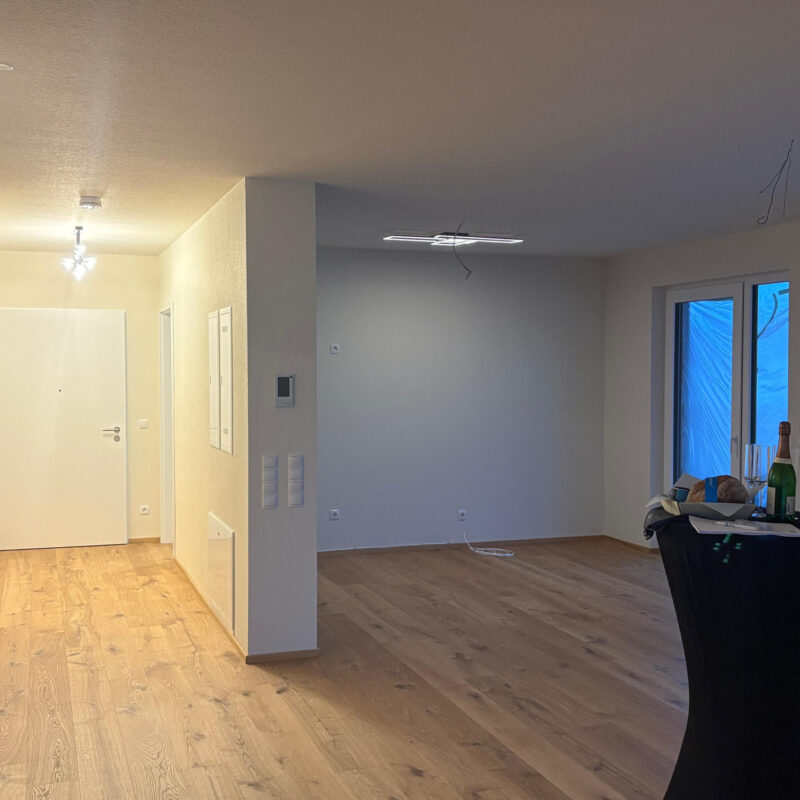 G³ Bauprojekt Dietenheim Wohnungsübergabe Sekt Brot Salz Freude