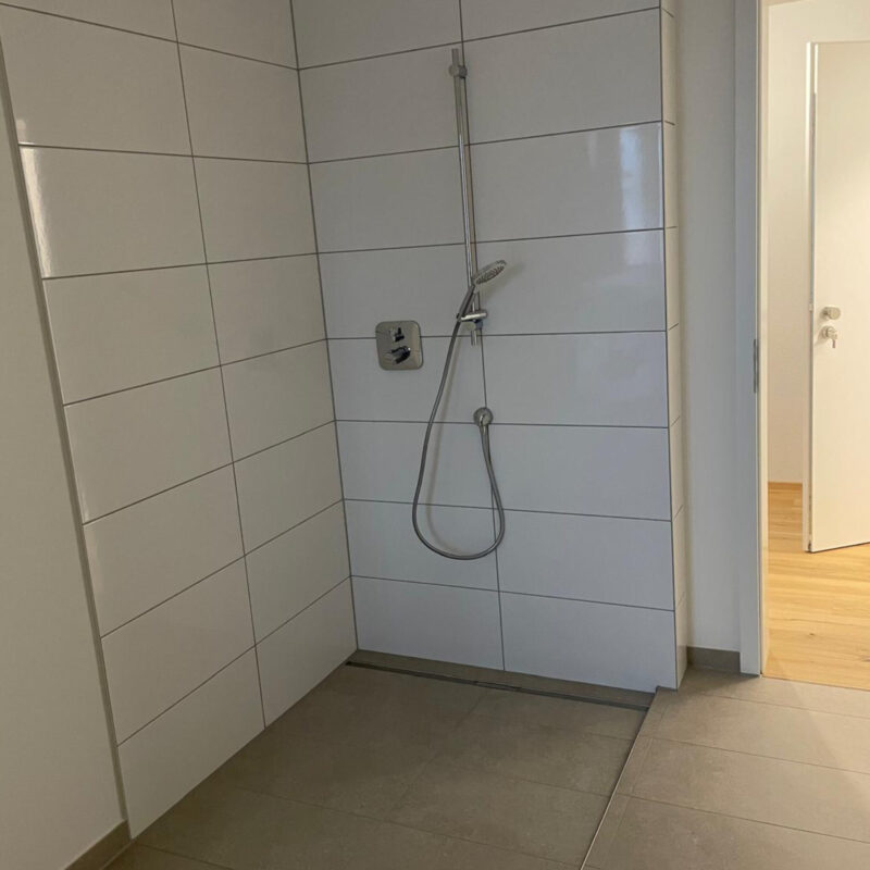 G³ Bauprojekt Dietenheim Wohnungsübergabe Sekt Brot Salz Freude